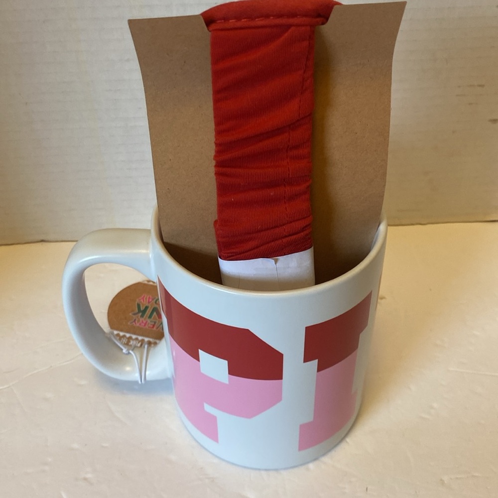 NWT. Victoria secrets pink filled Holiday gift mug. - Picture 2 of 6